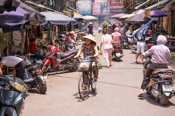 A Morning at Dong Xuan Market: Where Hanoi’s Chefs Shop Before Cooking Class (2026)